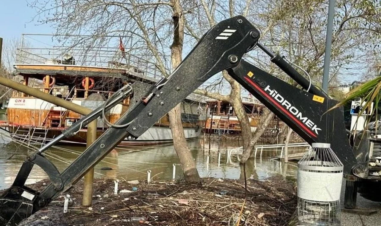 Manavgat ırmağında atıklar temizleniyor