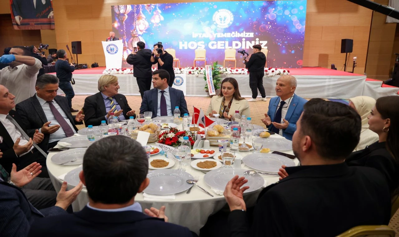 Özdemir Korkutelililerle iftarda buluştu