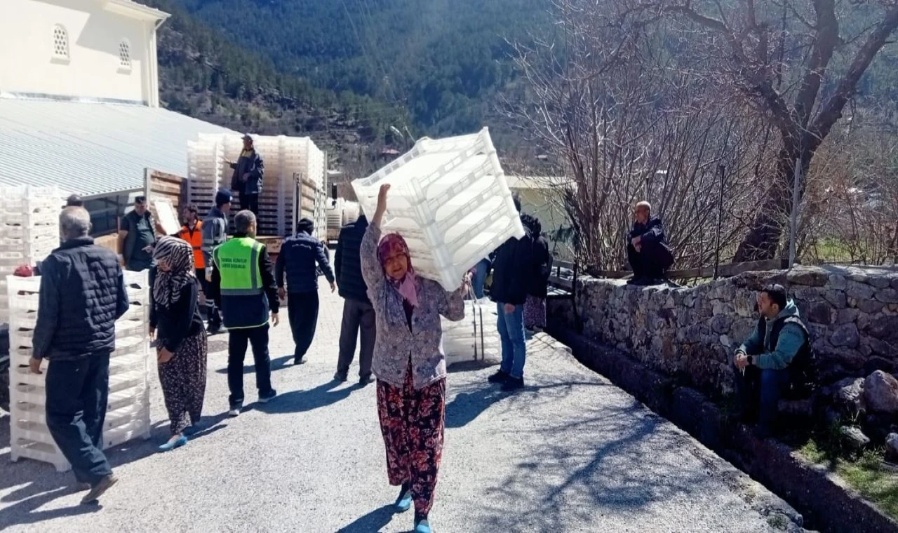 Büyükşehir’den ipekböceği besleme tablası desteği