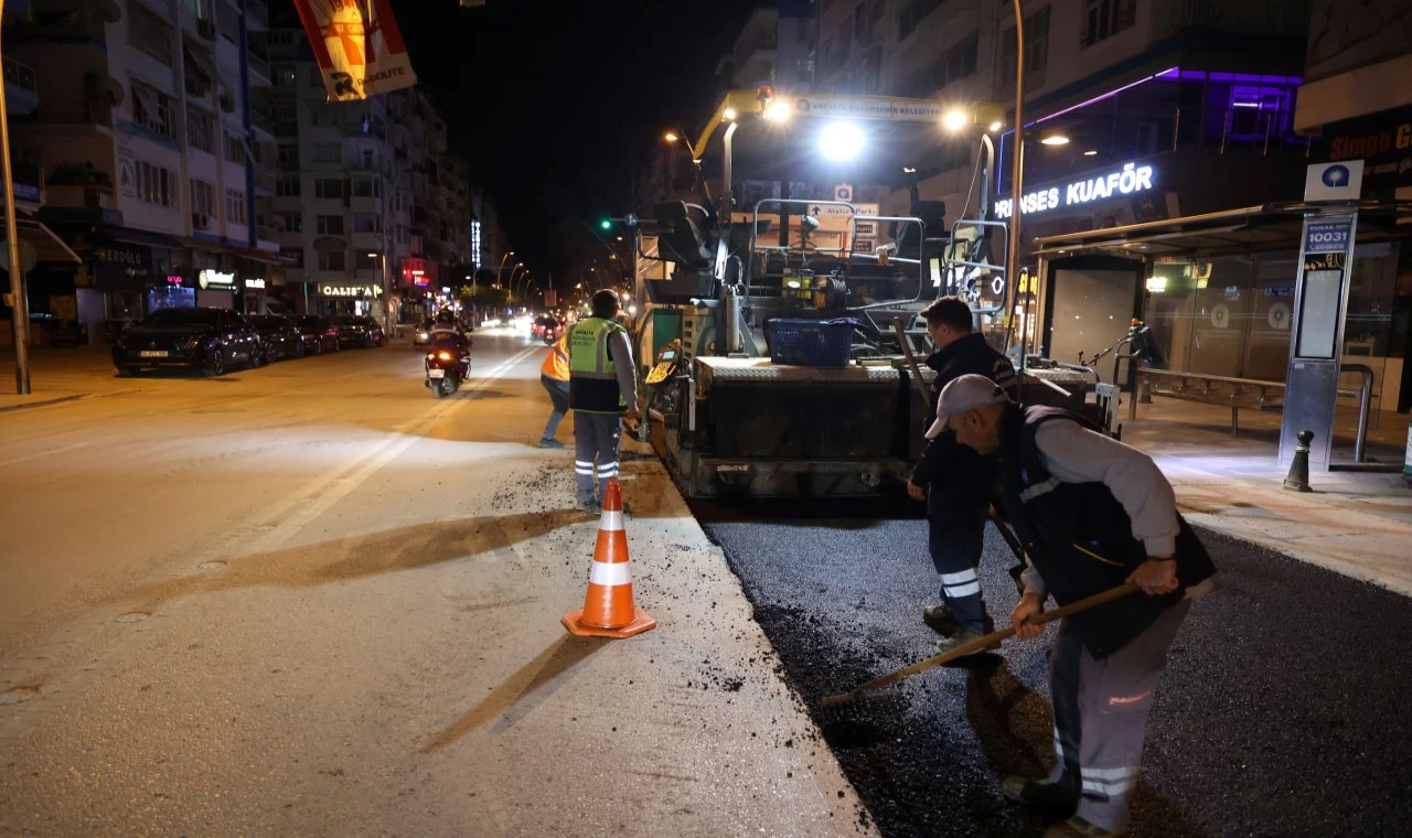 Güllük Caddesi'nde bozulan yol asfaltlanıyor