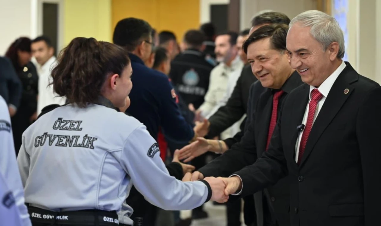 Kepez’de bayram sevinci personelle paylaşıldı