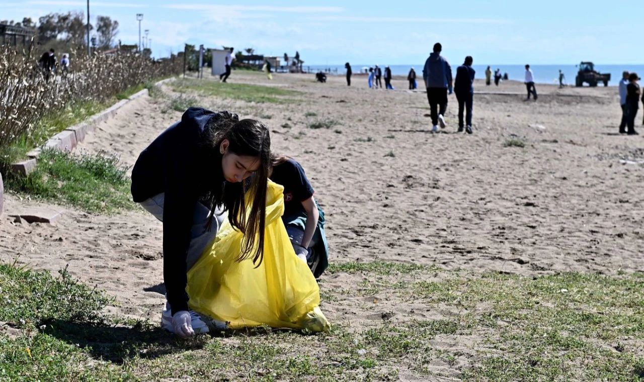Öğrencilerden Lara Sahili’nde temizlik