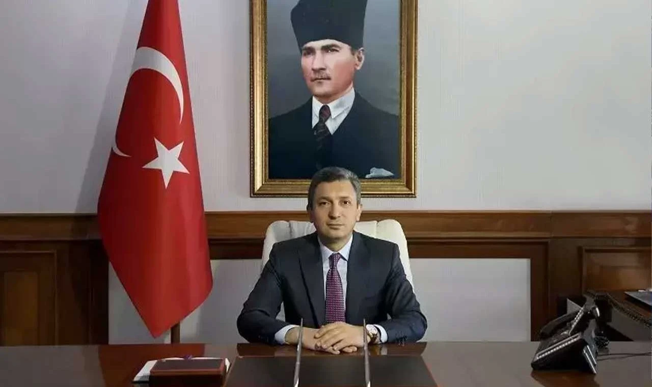 Vali Şahin’den çifte mesaj