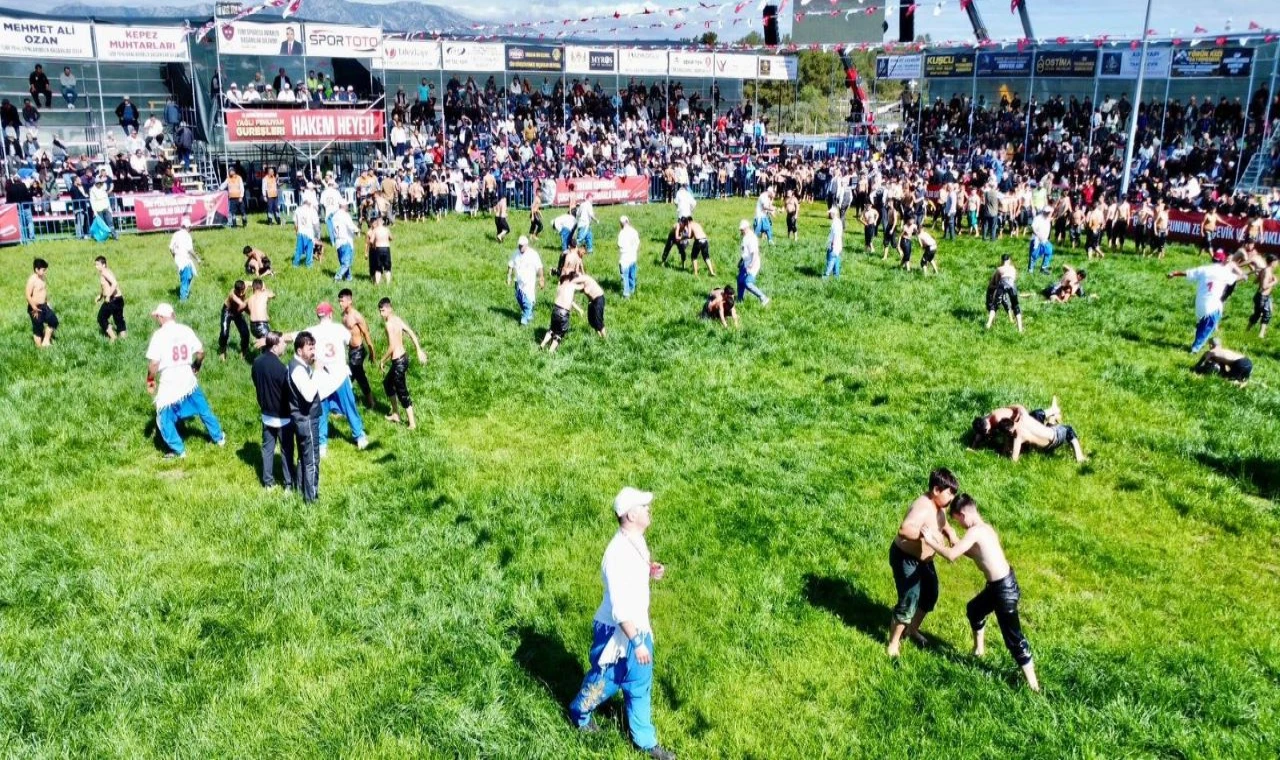Kepez’de pehlivanlar dualı çayıra çıktı