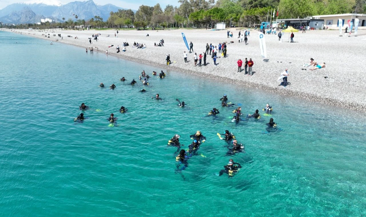 Konyaaltı’nda deniz dibi ve kıyı temizliği