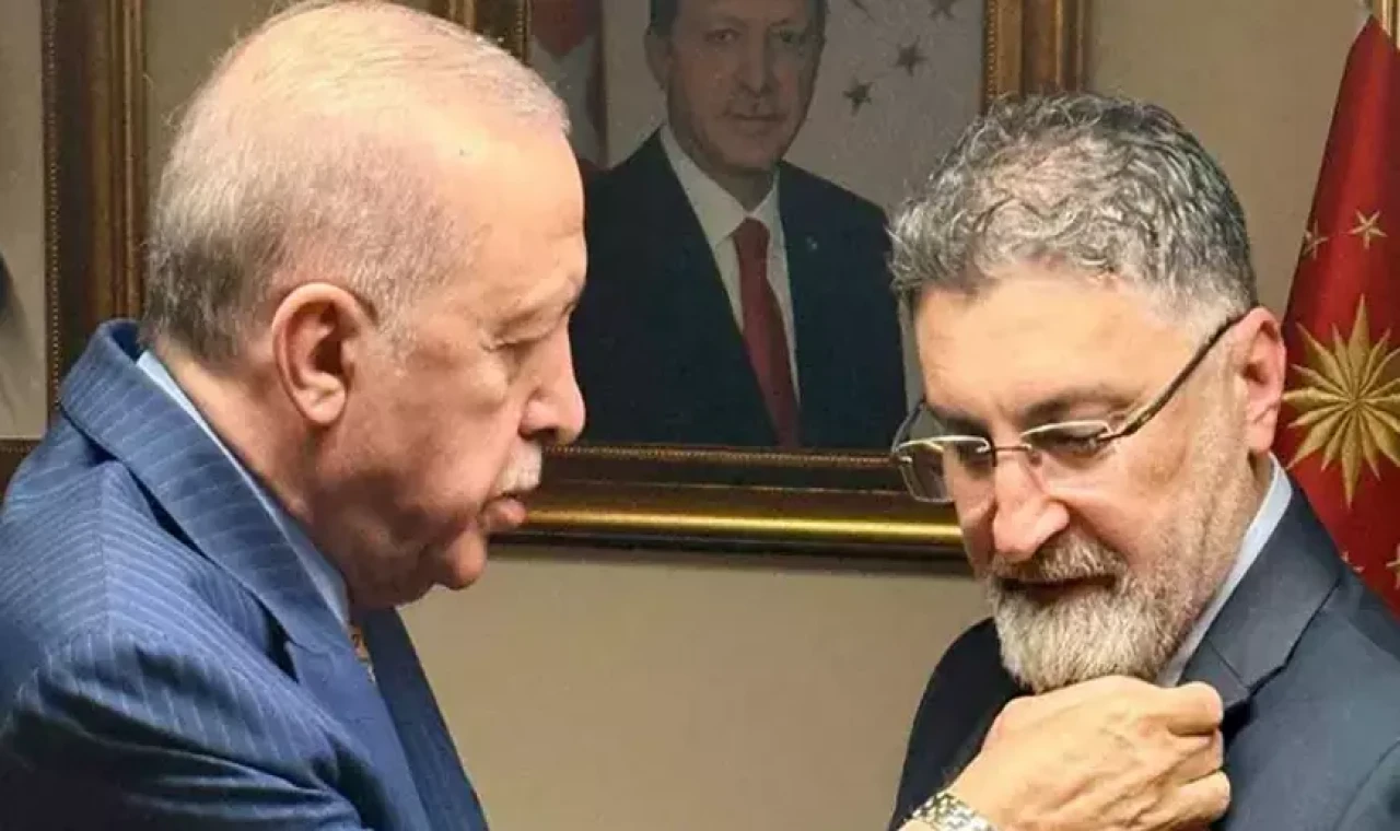 Rozetini Erdoğan taktı