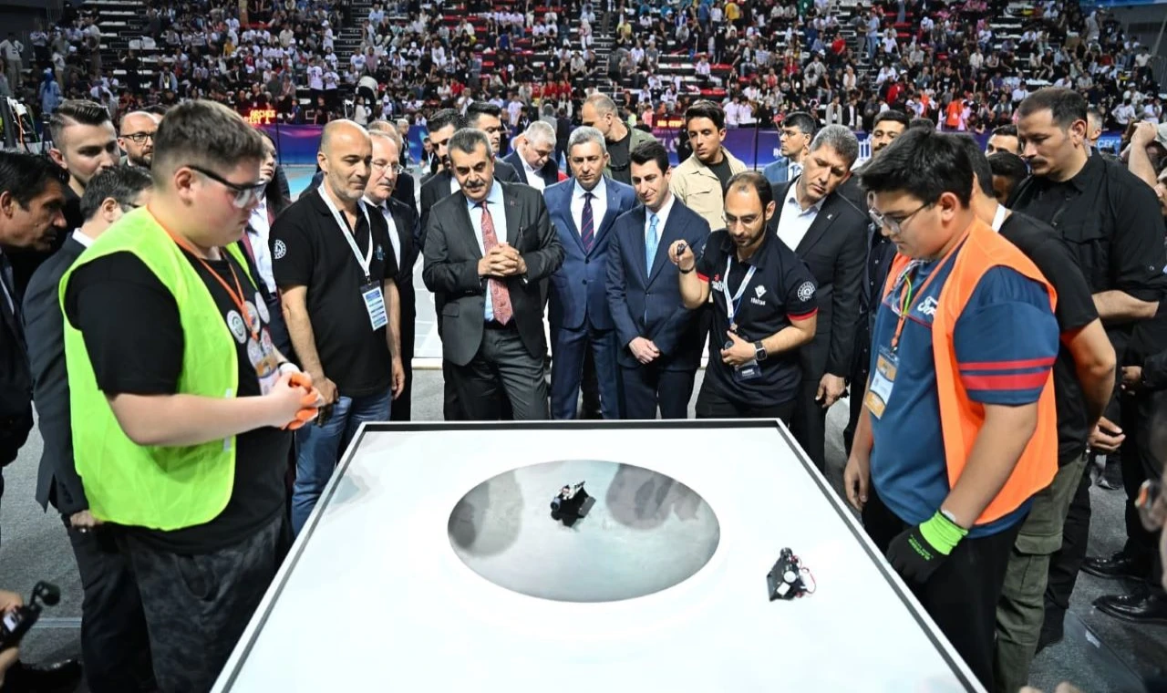 Bakan Tekin yarışan robotları inceledi