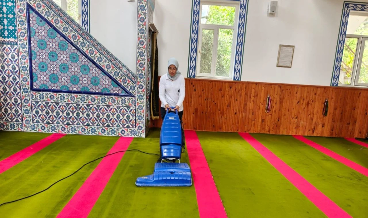 Bayram öncesi camilerde temizlik