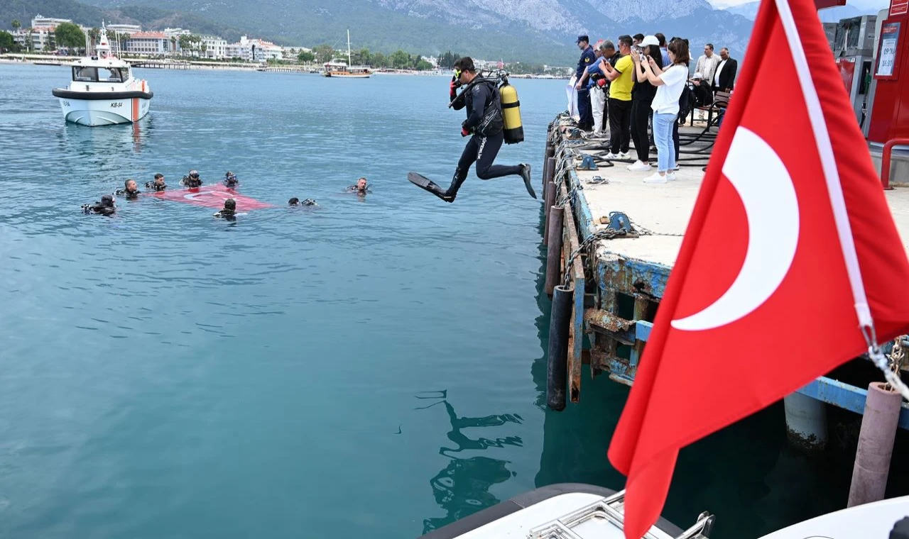 Kemer’de deniz dibi temizliği