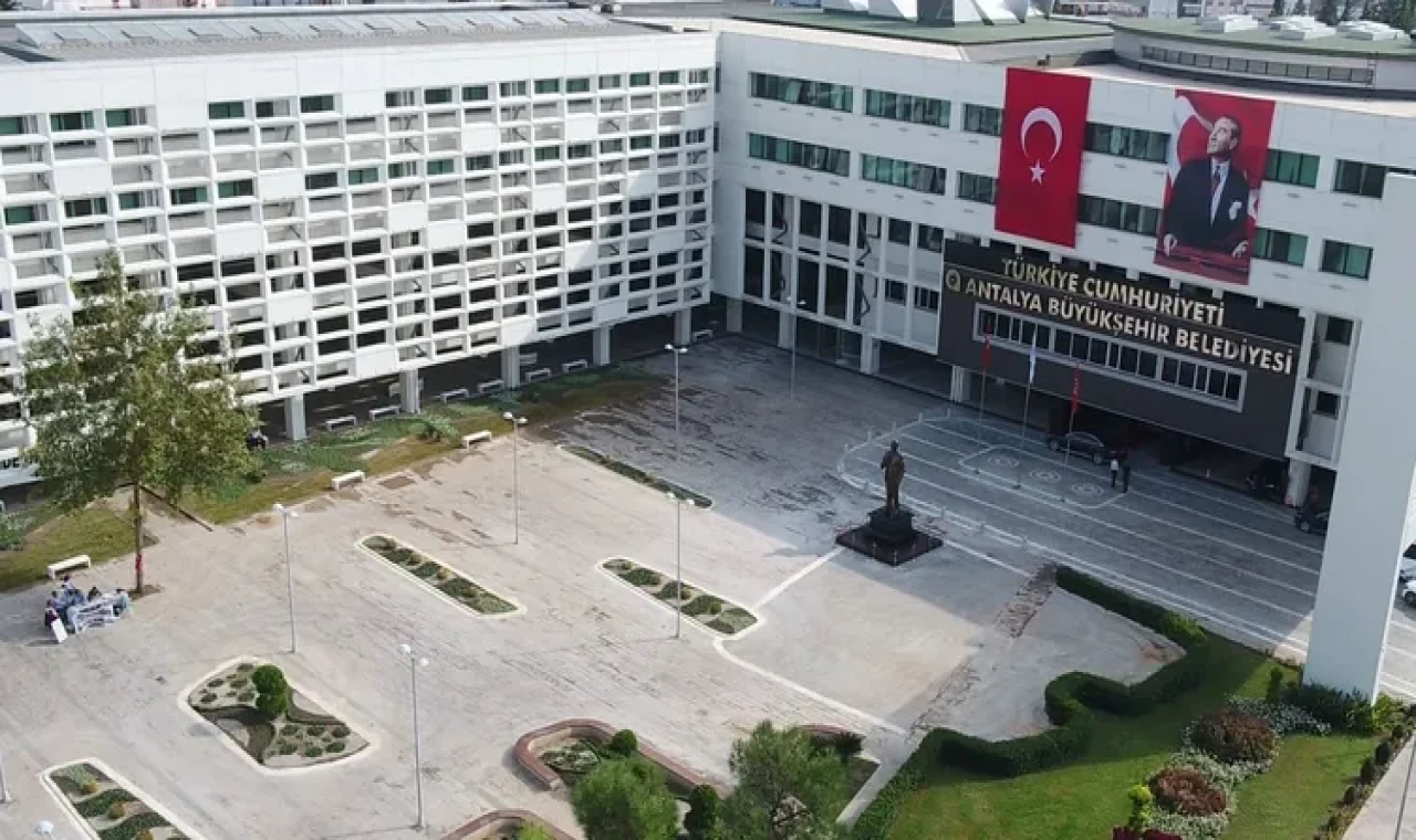 Antalya Büyükşehir Belediyesi'nde 'rüşvet' operasyonu; 10 kişi hakkında gözaltı kararı