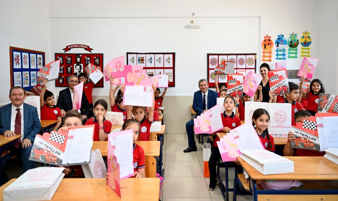 Antalya’da 484 bin 576 öğrenci karne heyecanı yaşadı