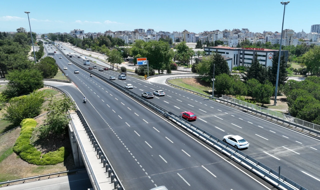 Antalya’da kavşak girişi  genişletildi