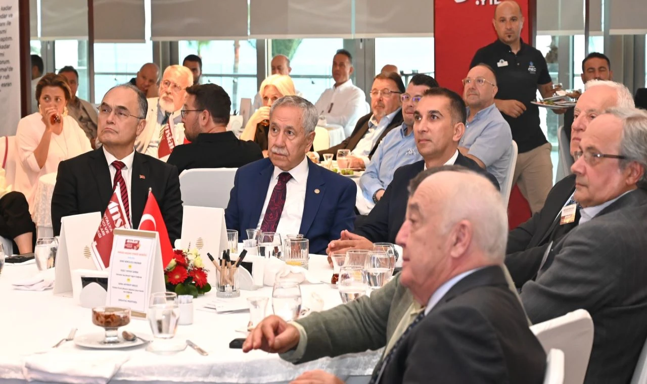Arınç, Antalya’da iş insanlarıyla buluştu