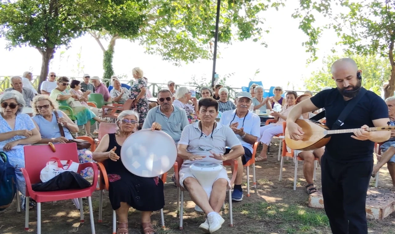 Muratpaşa’da yaşlılar türkülerle buluşuyor