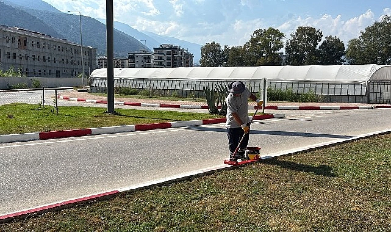 Finike’de yollar yenileniyor bordürler boyanıyor