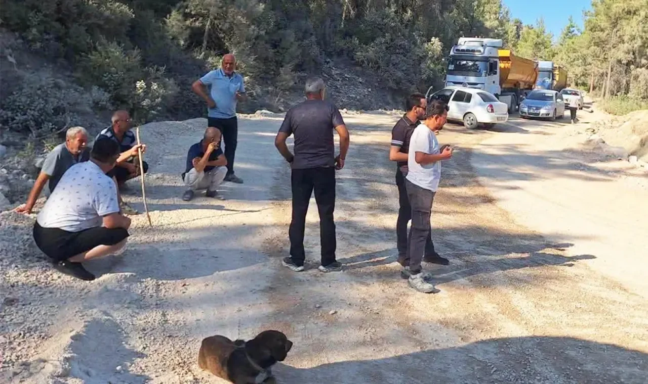 Muhtar yolu kapattı!