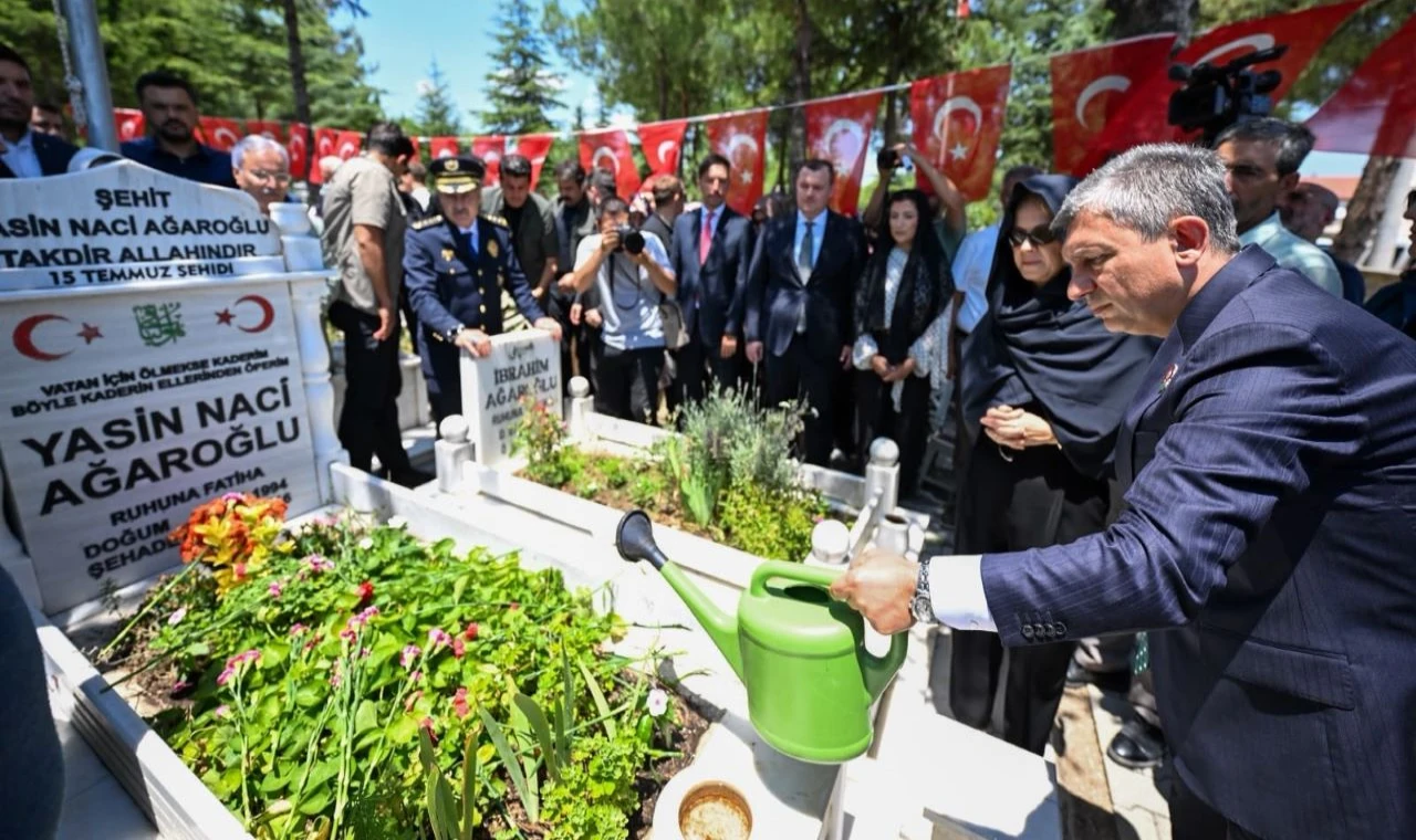 Vali Şahin, 15 Temmuz şehitlerini ve ailelerini ziyaret etti