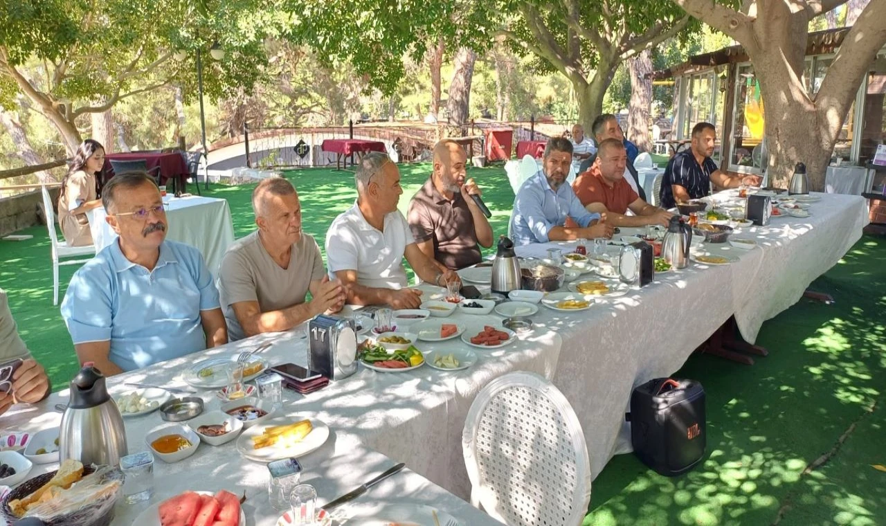 Altıntaş müteahhitleri isyan etti: “Milyonlar ödüyoruz, bir çivi çakılmıyor”