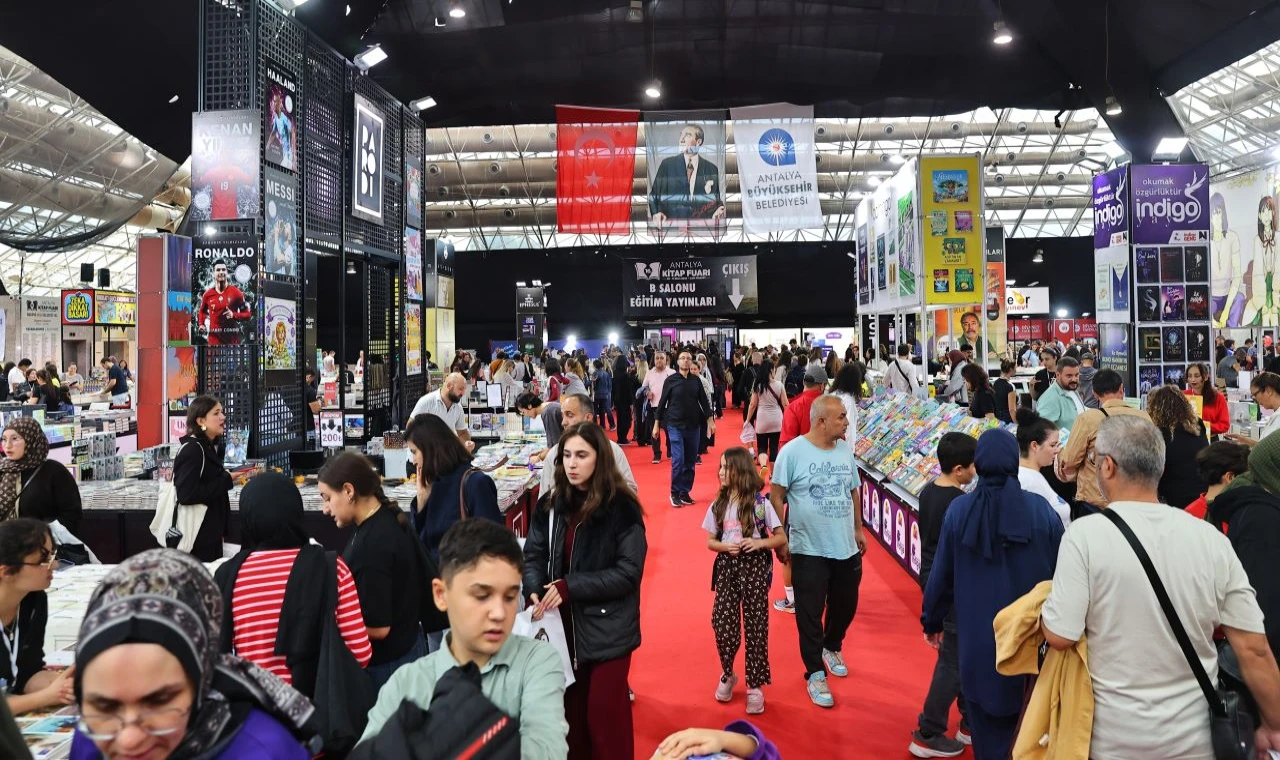 Antalya Kitap Fuarı’nda ikinci gün yoğunluğu