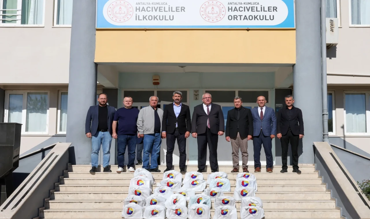 TOBB’dan Kumluca’da 525 öğrenciye ayakkabı desteği