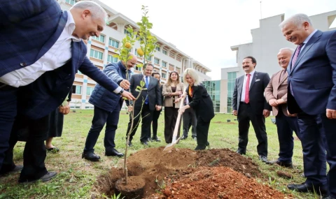 Rektör Özkan, İlahiyat Fakültesi’nde ağaç dikti, Gazze gergisini gezdi