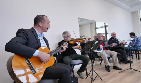 Derse katılıp enstrüman çaldı