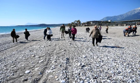 Kemer’de sahil temizliği