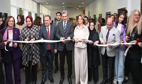 Vali’den anlamlı günde sergi açılışı