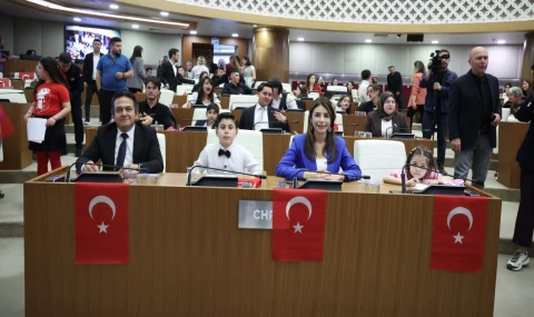 Antalya Büyükşehir Meclisi’nde koltuklar çocuklarda