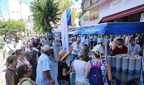 Büyükşehir’in aşure ikramları sürüyor