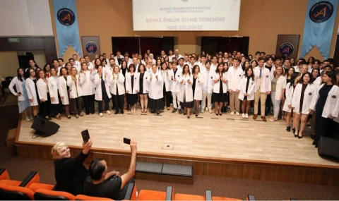 330 hekim adayı beyaz önlüklerini törenle giydi