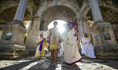 Antalya Kaleiçi açık hava sahnesine dönüşüyor