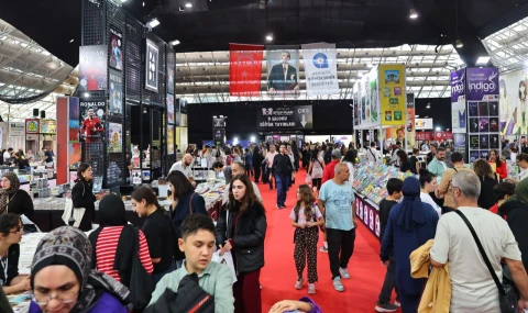 Antalya Kitap Fuarı’nda ikinci gün yoğunluğu